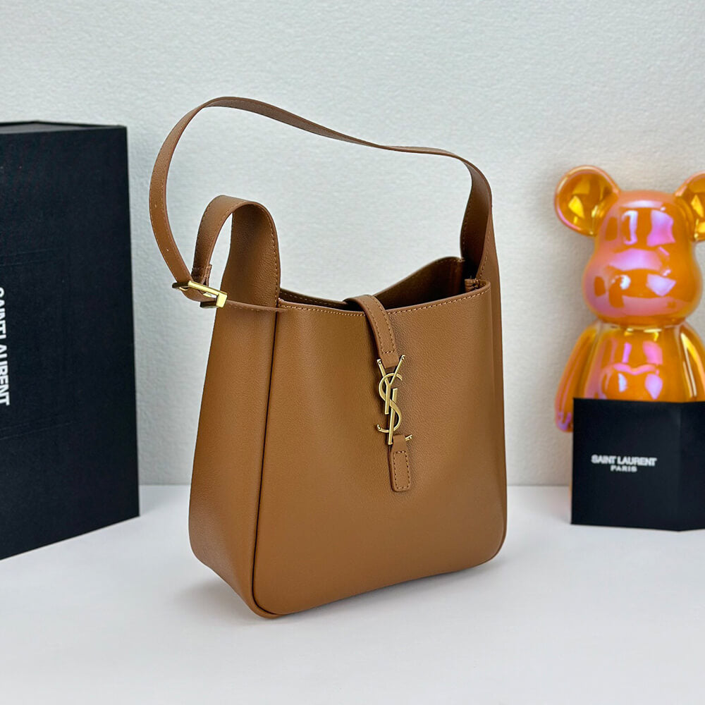 Small LE 5 À 7 bag in soft grained leathe