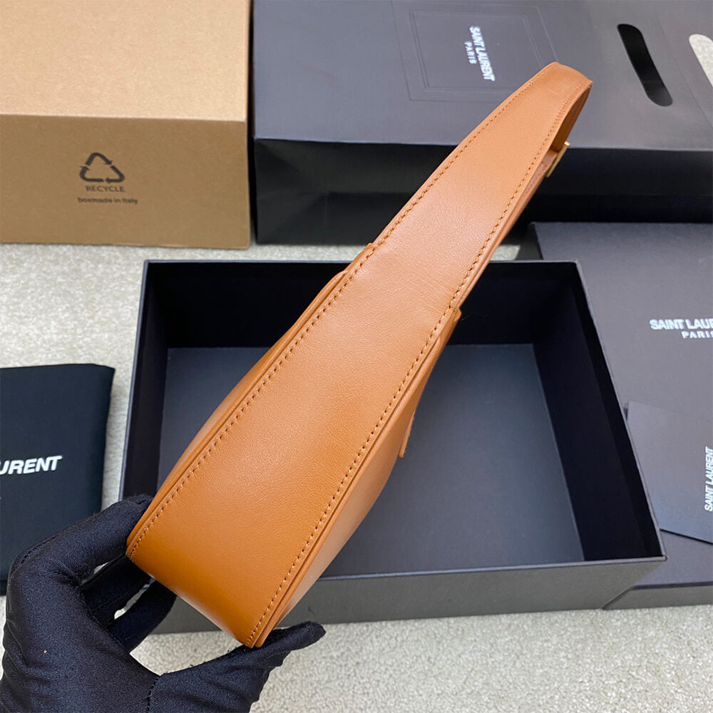 le 5 a 7 in smooth leather