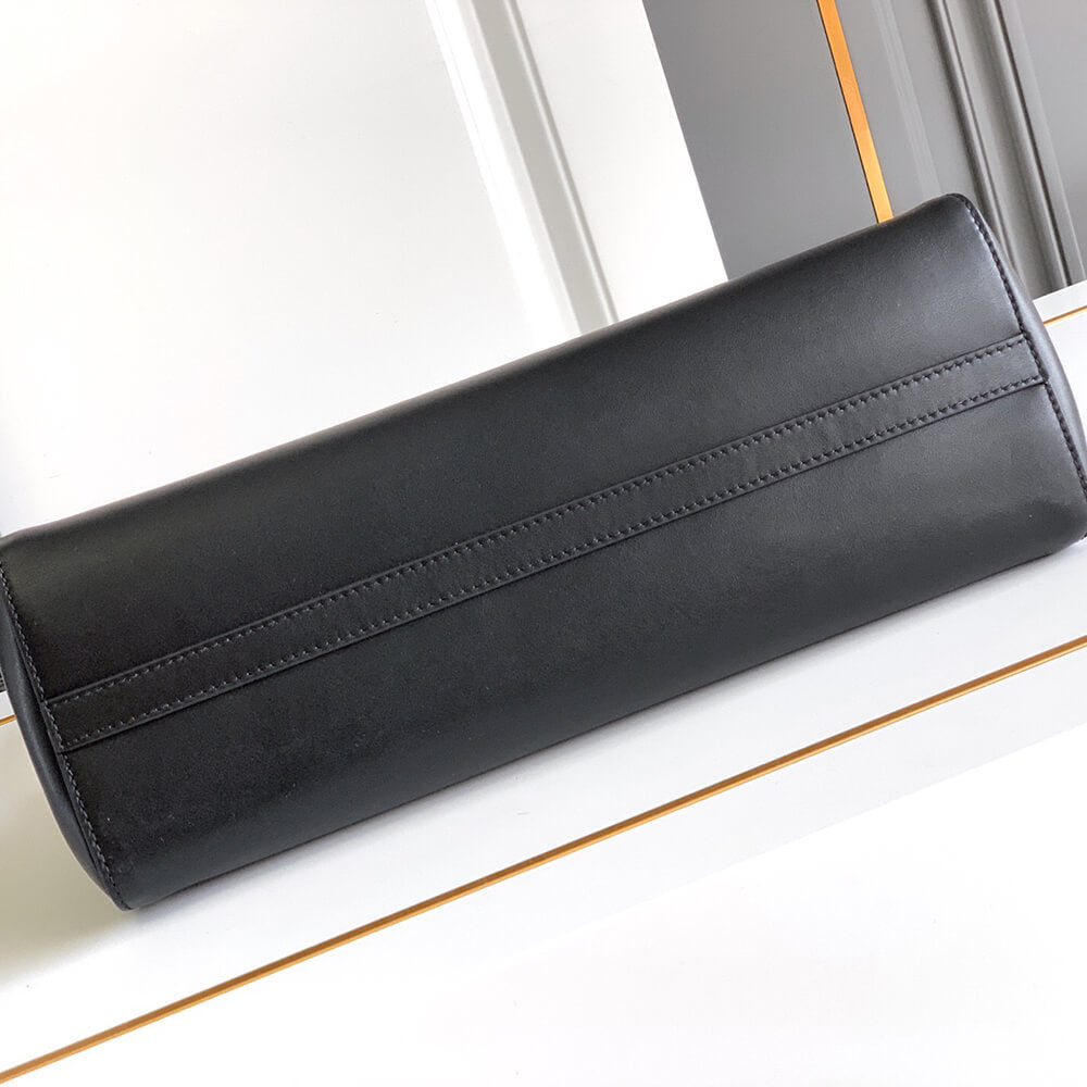 Enchaîné Medium Leather Bag