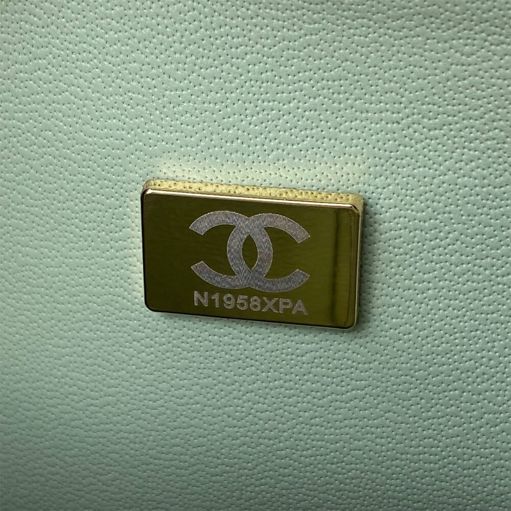 Classic Flap Medium Gold hardware