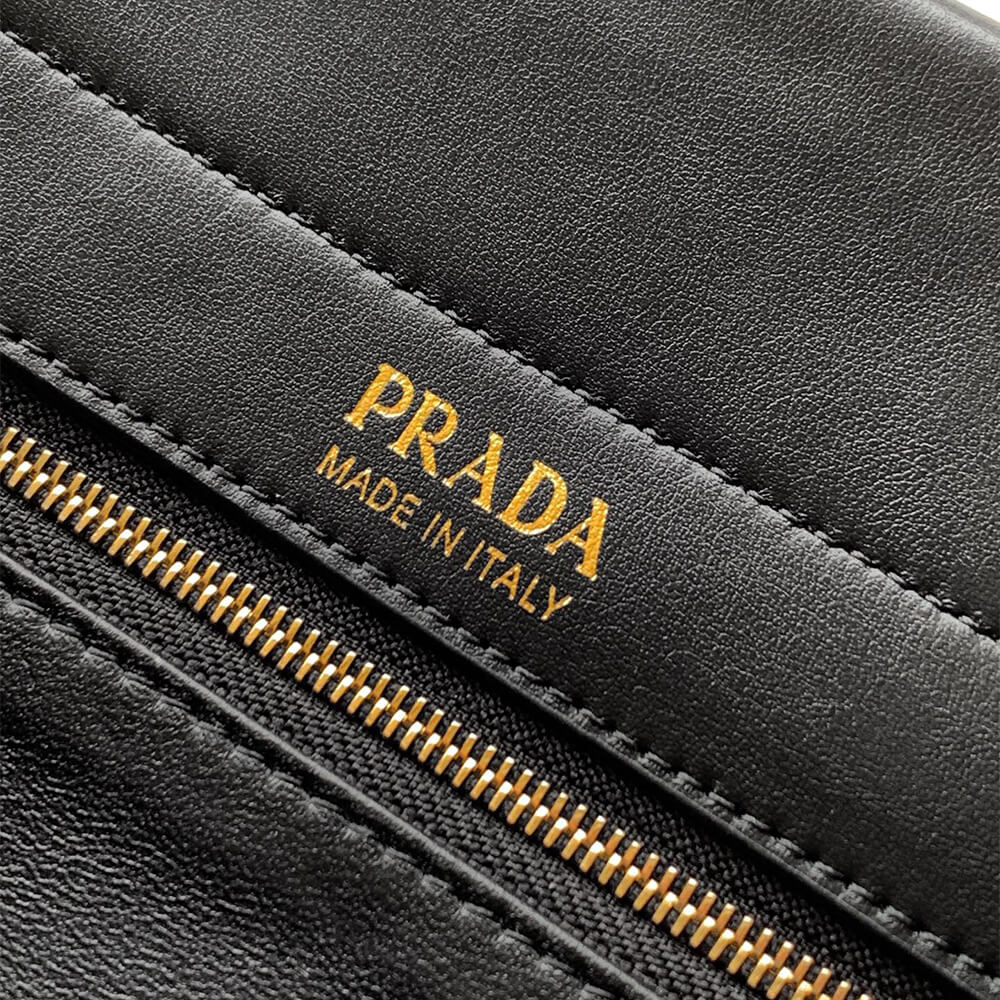 Enchaîné Medium Leather Bag