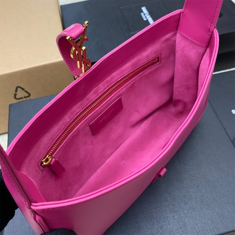 le 5 a 7 in smooth leather