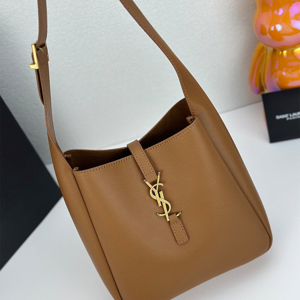 Small LE 5 À 7 bag in soft grained leathe