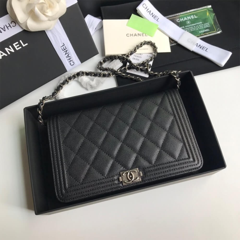 Portefeuille Boy Chanel à chaîne 