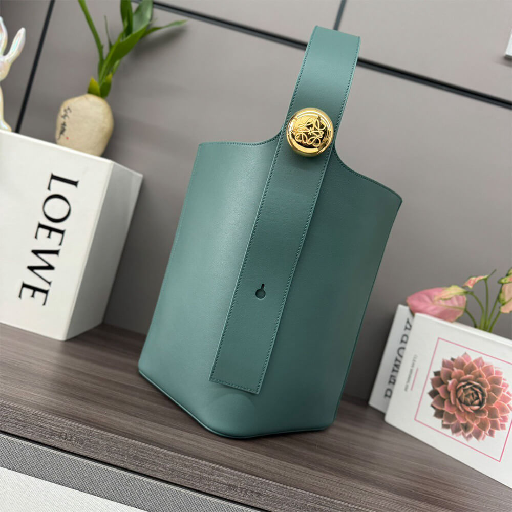 Medium Pebble Bucket in Smooth Calfskin