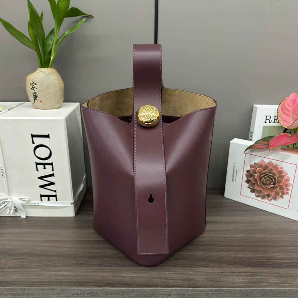 Medium Pebble Bucket in Smooth Calfskin