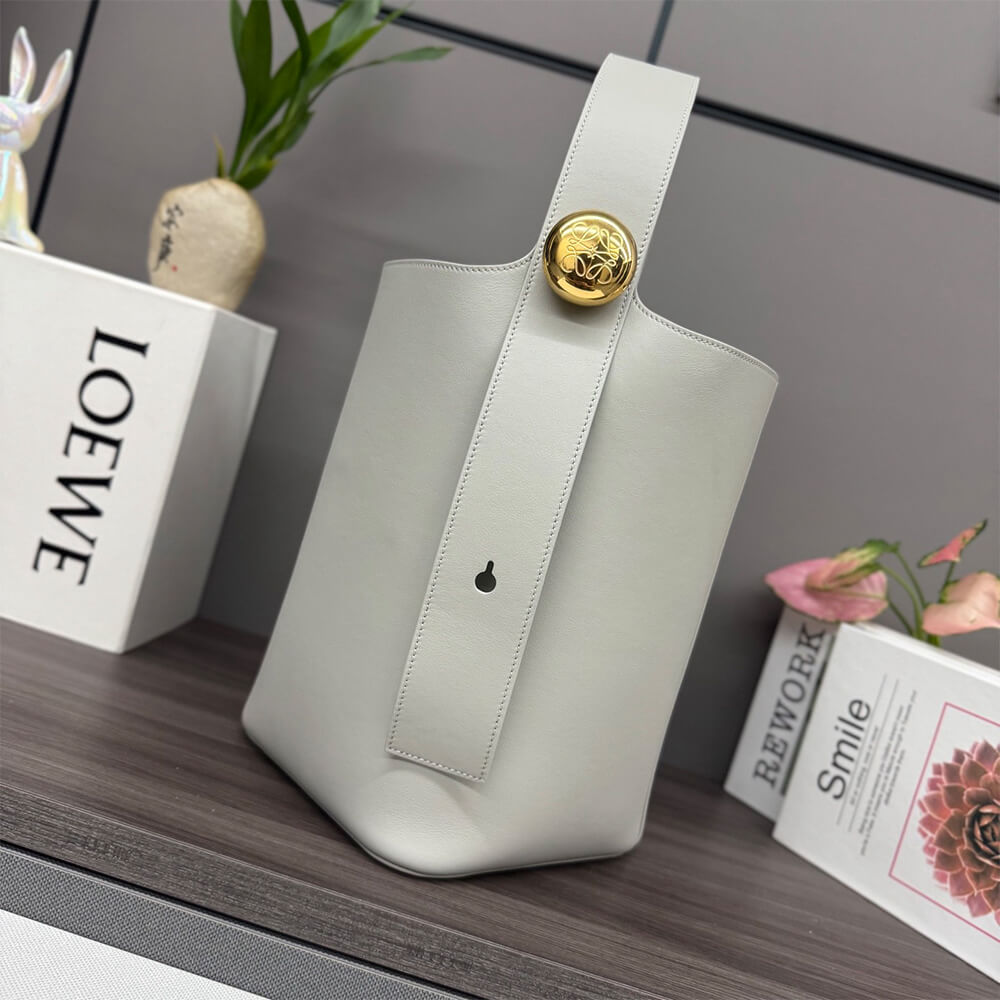 Medium Pebble Bucket in Smooth Calfskin