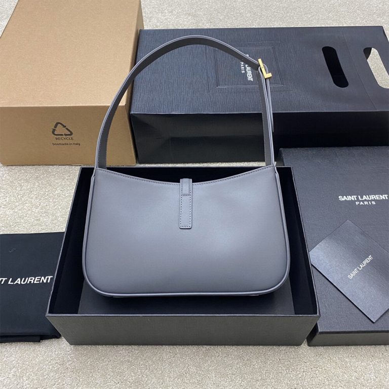 le 5 a 7 in smooth leather