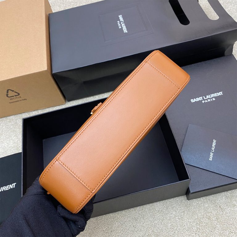 le 5 a 7 in smooth leather