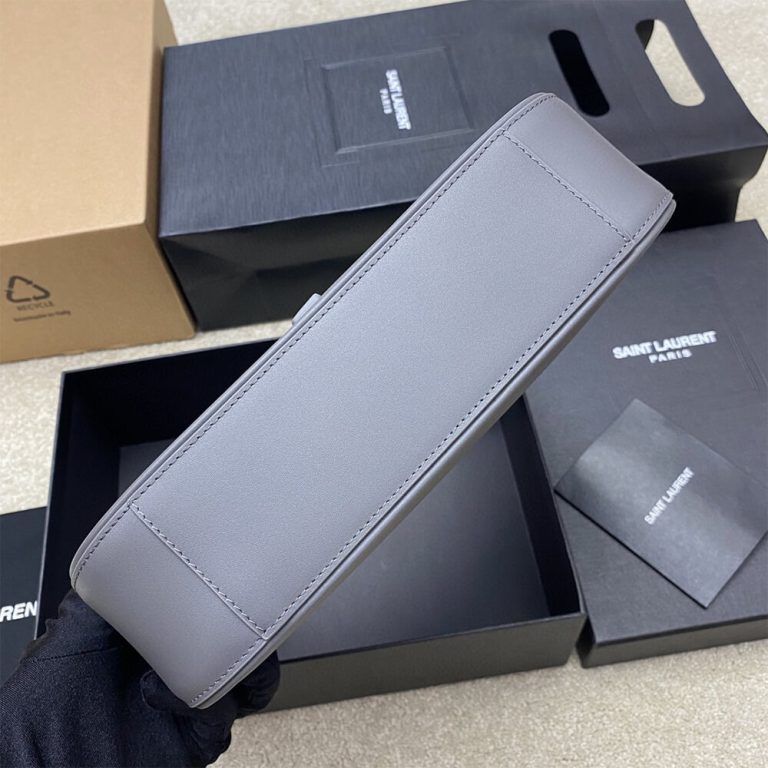 le 5 a 7 in smooth leather