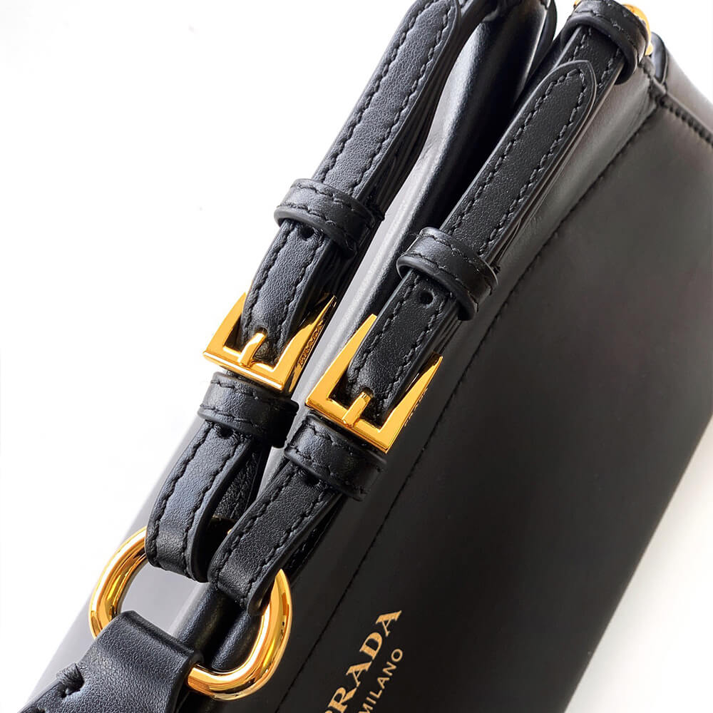 Enchaîné Medium Leather Bag