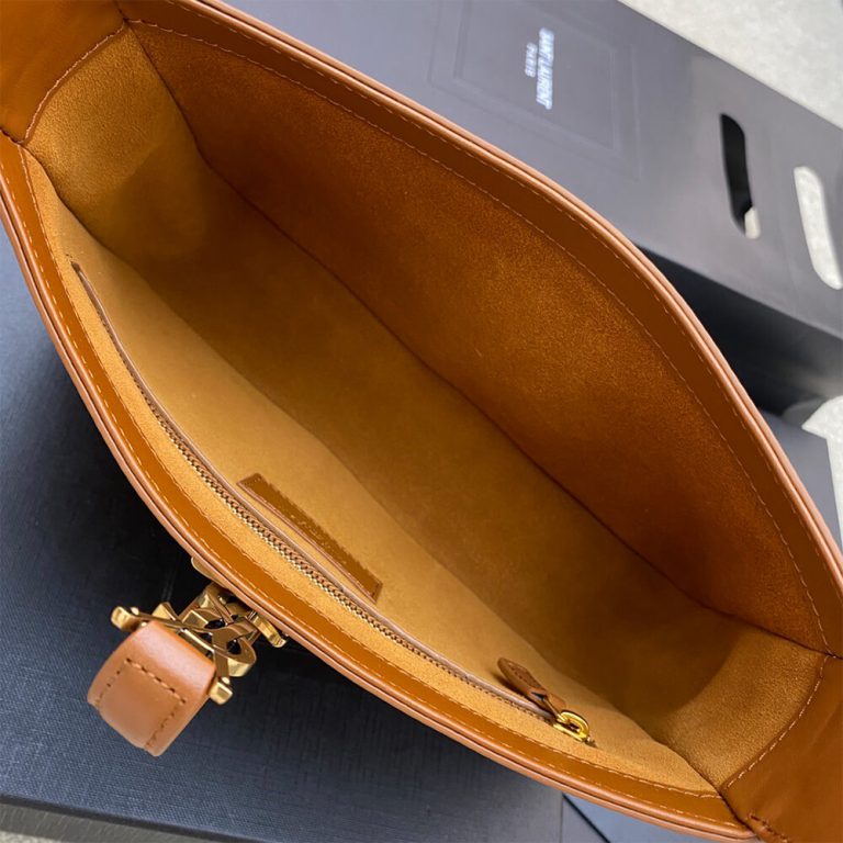 le 5 a 7 in smooth leather