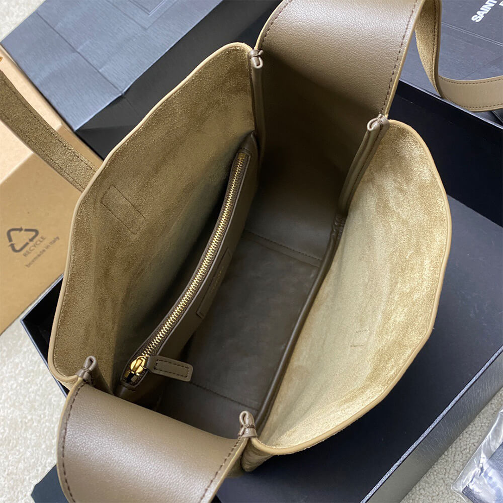 le 5 a 7 supple small suede