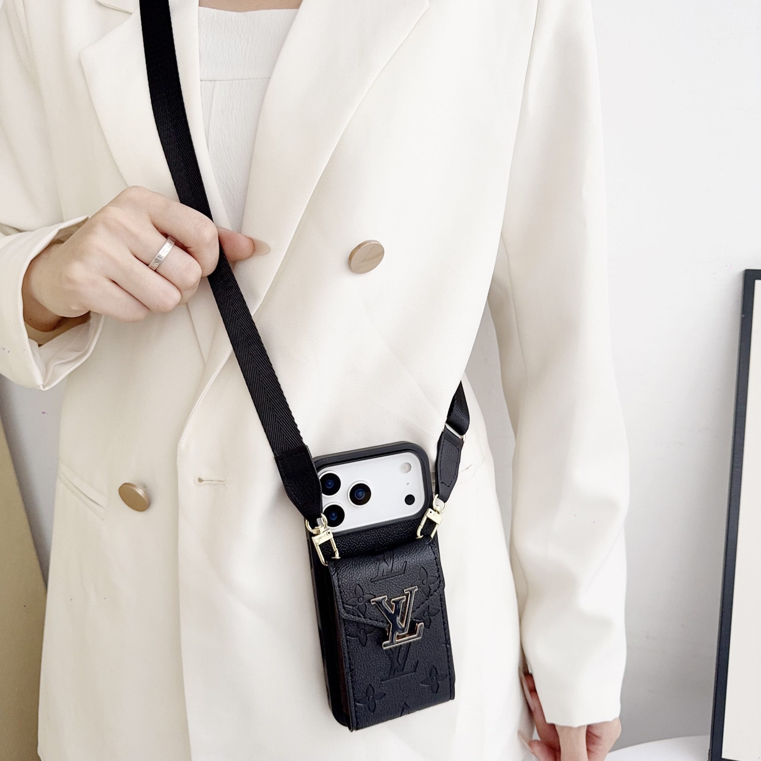 Schwarze Leder-Umhängetasche, Designer-Handyhülle für iPhone 17 